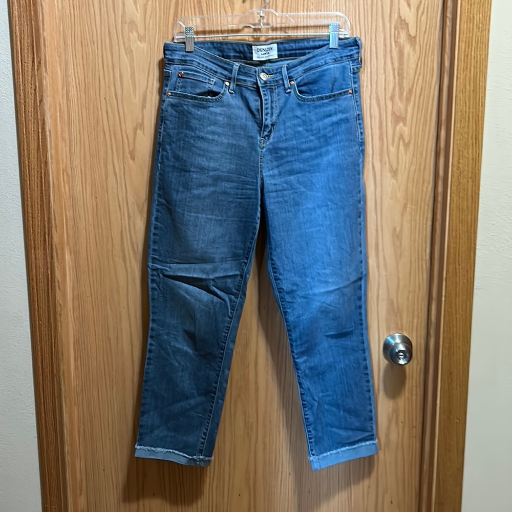 Levi’s cropped boyfriend jeans